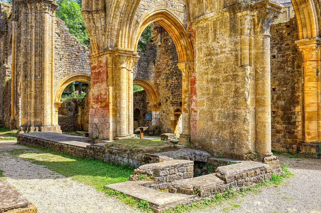 HDR Abbaye notre dame d'orval orval abdij religie reliogion belgie belgique kerk eglise abdijtuin abdijbier klooster ardennen kerkfotografie trappistenbier rooms katholiek